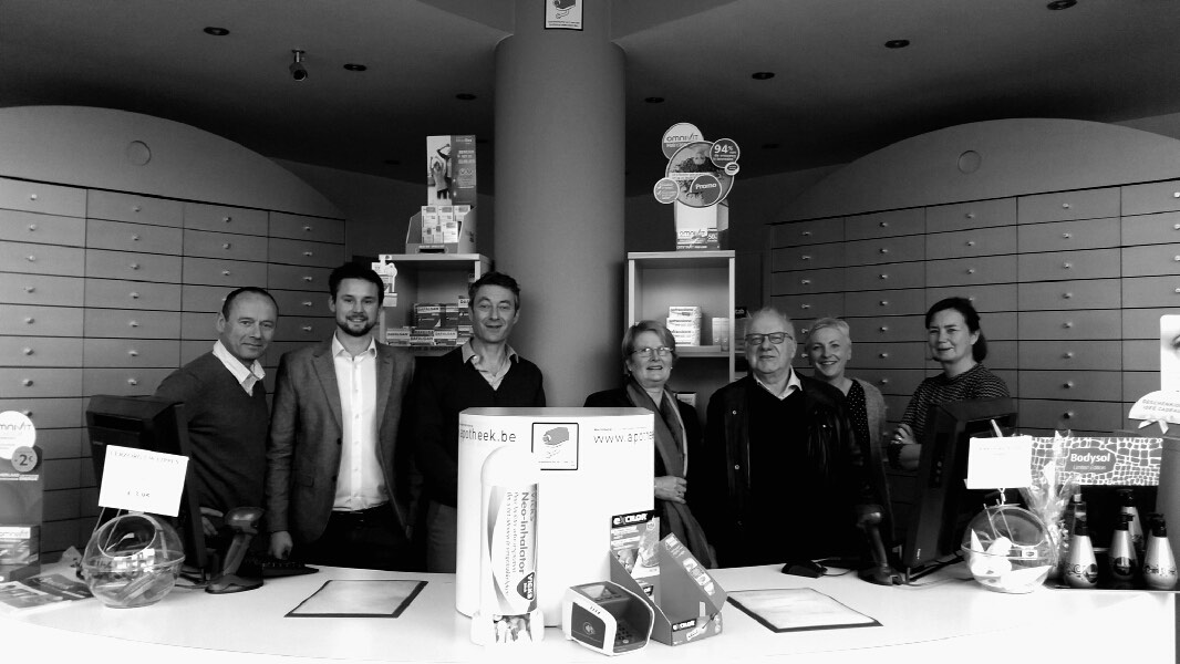 Het team van Apotheek Van Hulst achter de balie van de apotheek in Ekeren